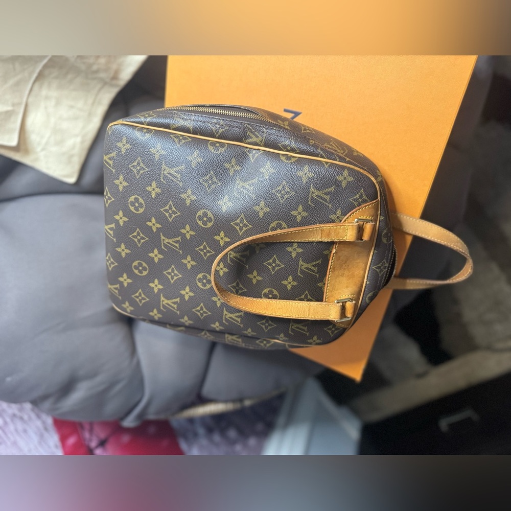 Louis Vuitton monogram excursion handbag. Has authenticity papers. - Picture 13 of 16